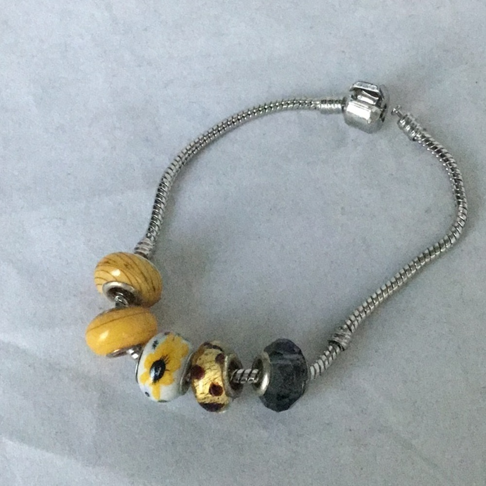 Women charmed bracelet